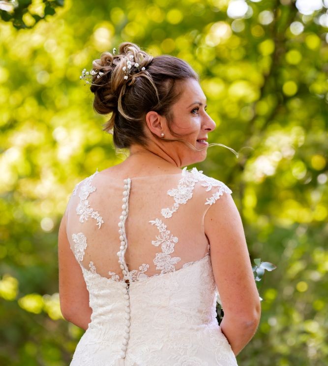 Mariée de dos lors des photos de couple