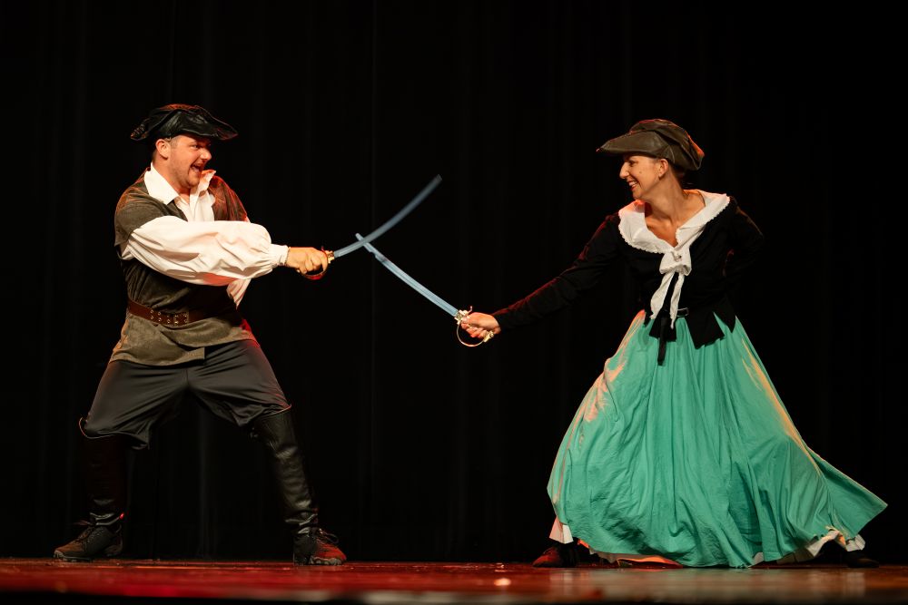 Jeu de duel à l'épée sur une scène de théatre