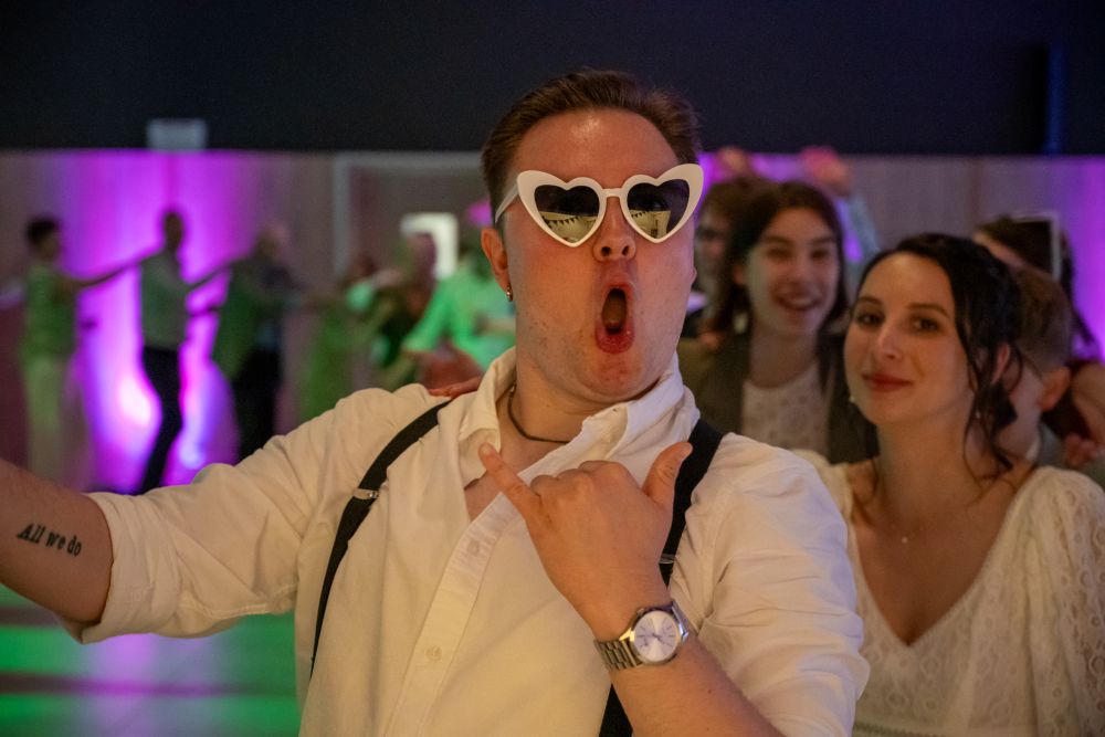 Portrait d'un invité dansant en groupe en soirée